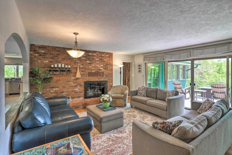 Stunning Fletcher Home: Hot Tub + Fire Pit!