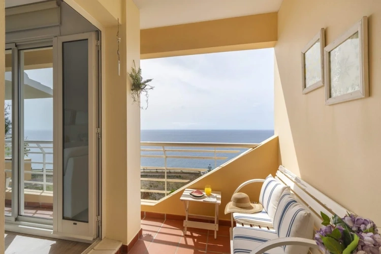 Apartment with balcony and with sea view