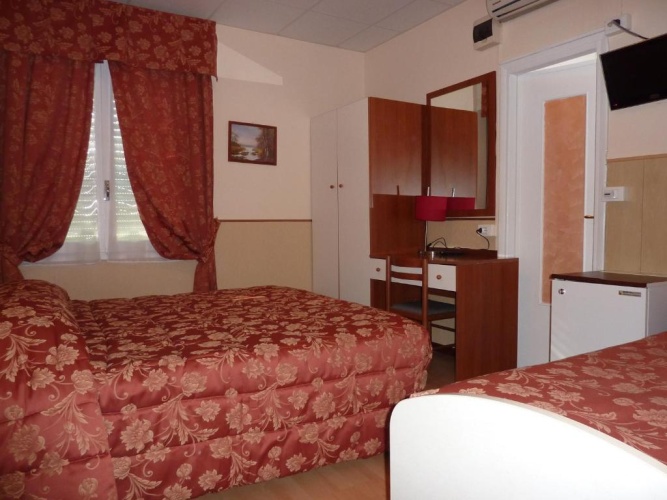 Standard Triple room