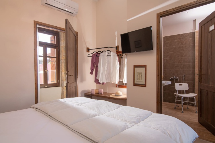 Standard Double room with city view