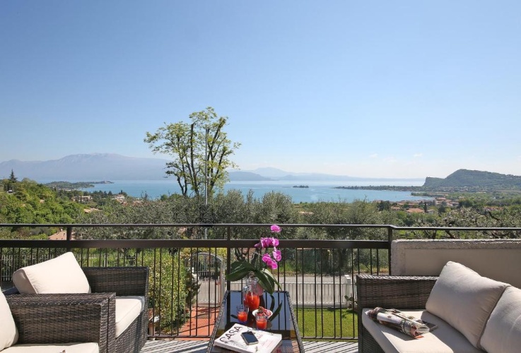 2 Bedrooms Apartment with lake view
