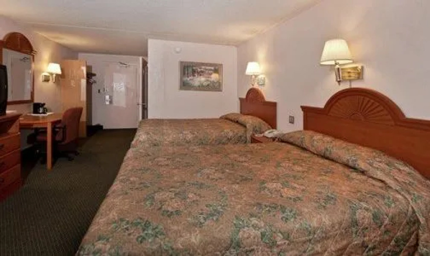 Howard Johnson Inn - Commack