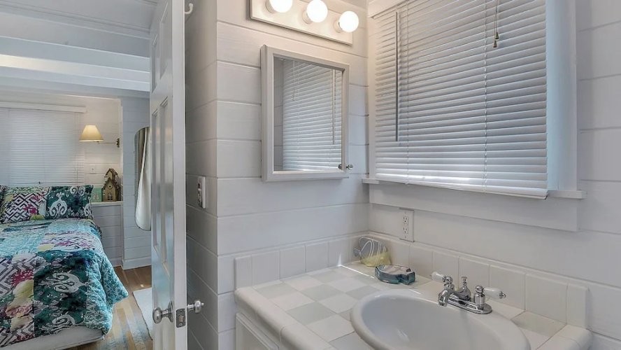 Located in Seaside - Sleeps 4