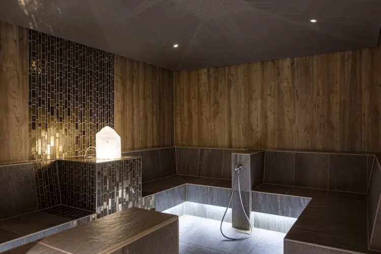 Spacious Apartment With Swimming Pool