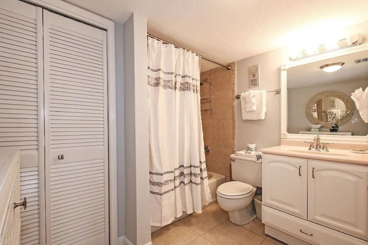 Shoreline 2111 Condo by RedAwning