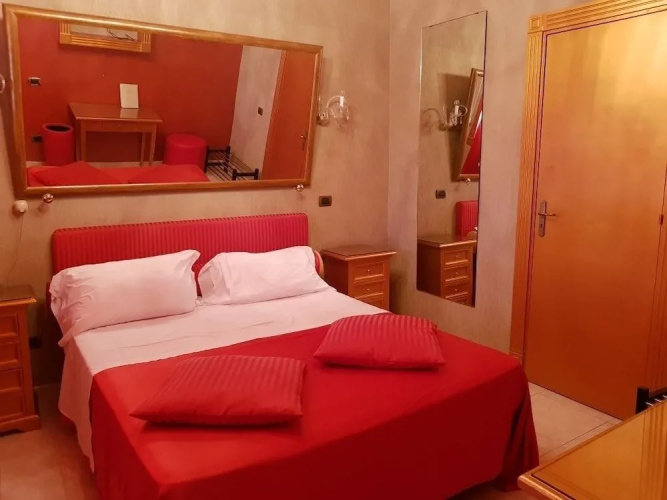 Bee Queen Hotel