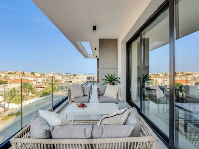 Sanders Elgio - Precious 3-bdr Apt With Balcony