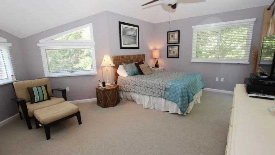 Sideways - 4 Br home by RedAwning