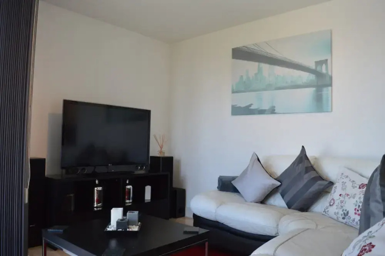 2 Bedroom Apartment With Balcony Overlooking River