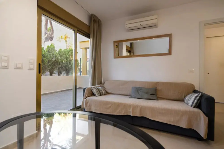 Beachside Apartment With Shared Pool