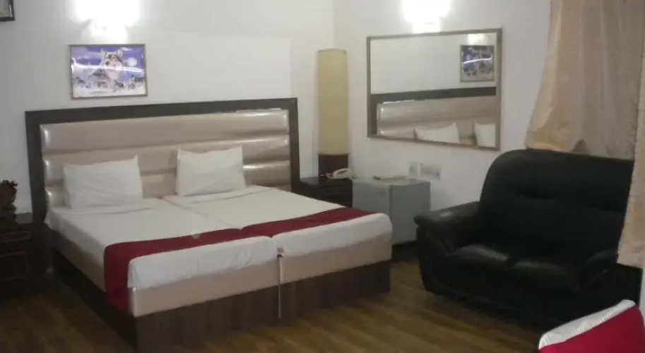 Star Woods Inn