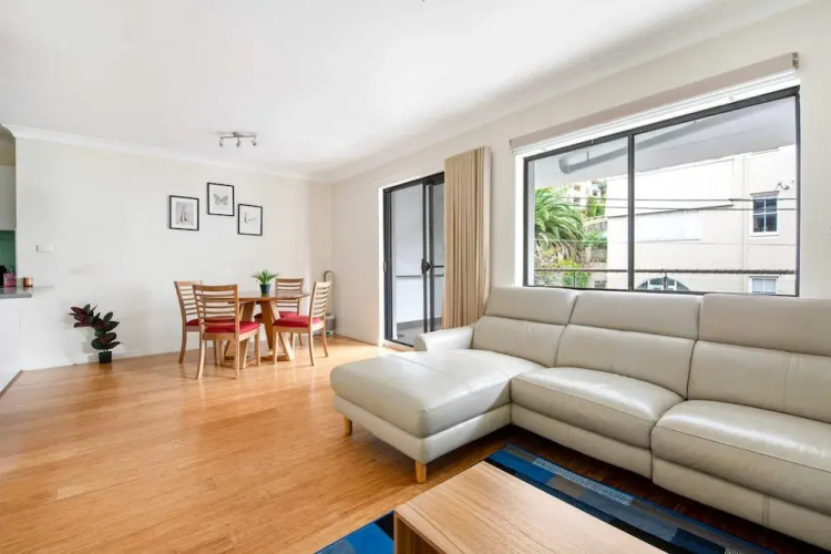 Lovely 2-bed With Balcony