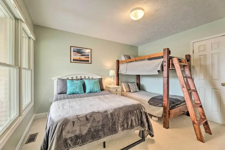 Bright Manistee Condo w/ Beach + Pool Access!