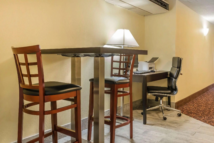 Quality Inn & Suites Pittsburgh Harmarville