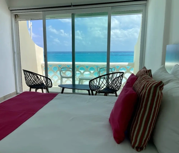 Suite with balcony and beachfront