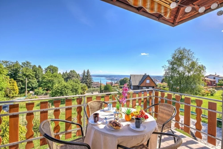 Family Apartment with lake view
