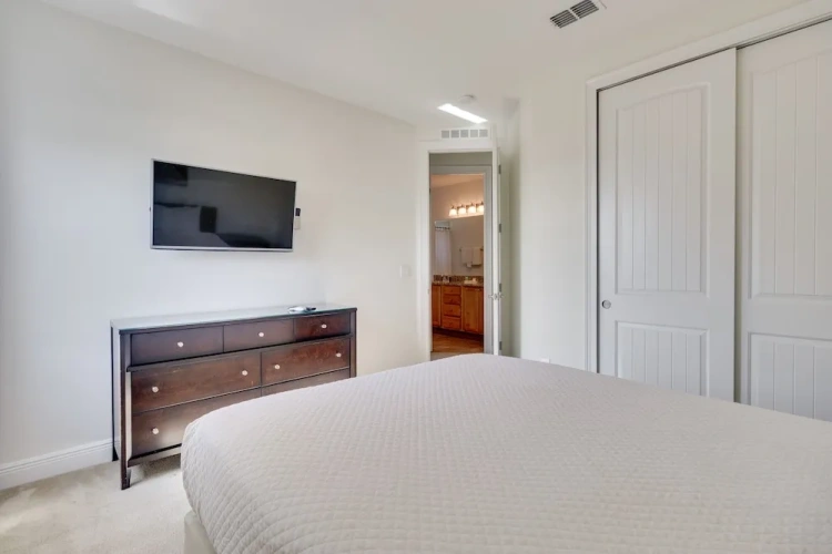 6 Bedrooms Bed in Dorm