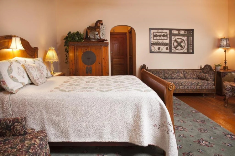 Historic Hutchinson House B&B