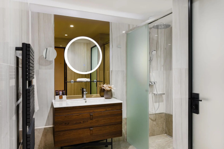 Emerald Downtown Suites
