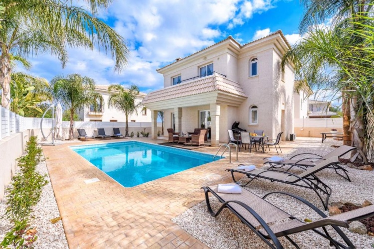 3 Bedrooms Villa