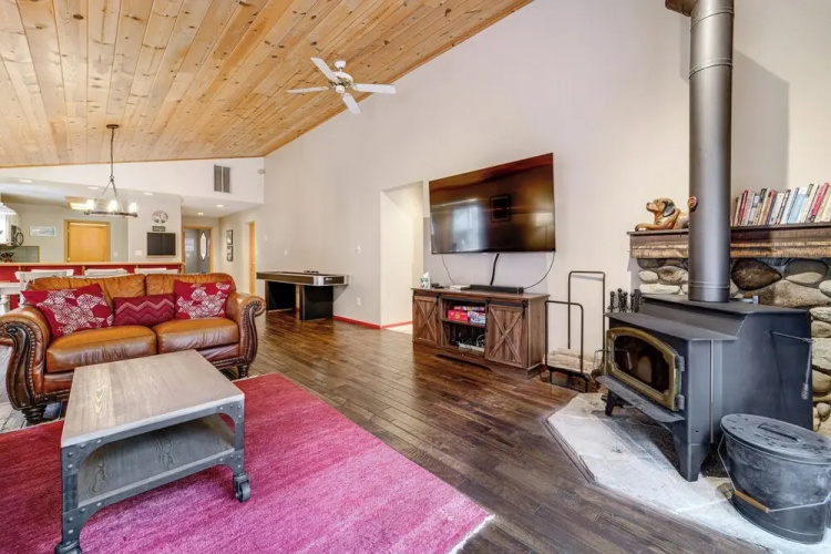 Home w/ Deck + Access to Tahoe Donner Amenities!