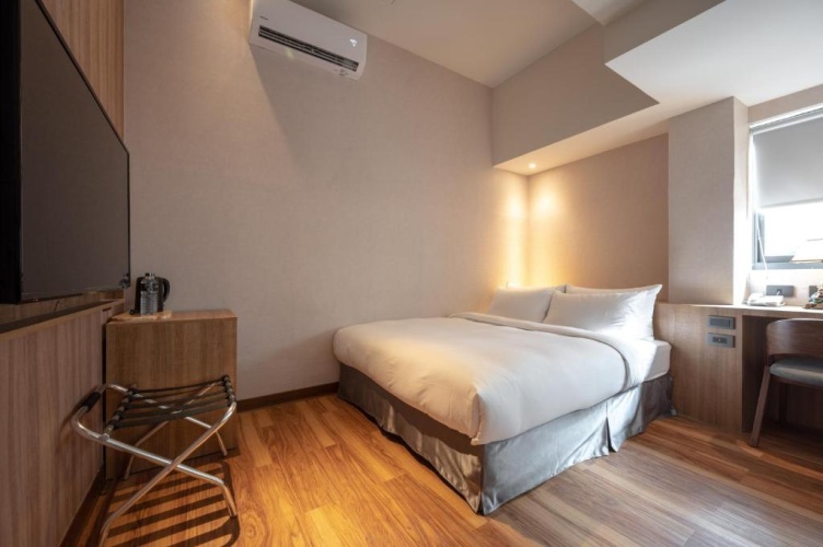 Suite with city view