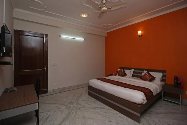 OYO 9075 Petals Inn
