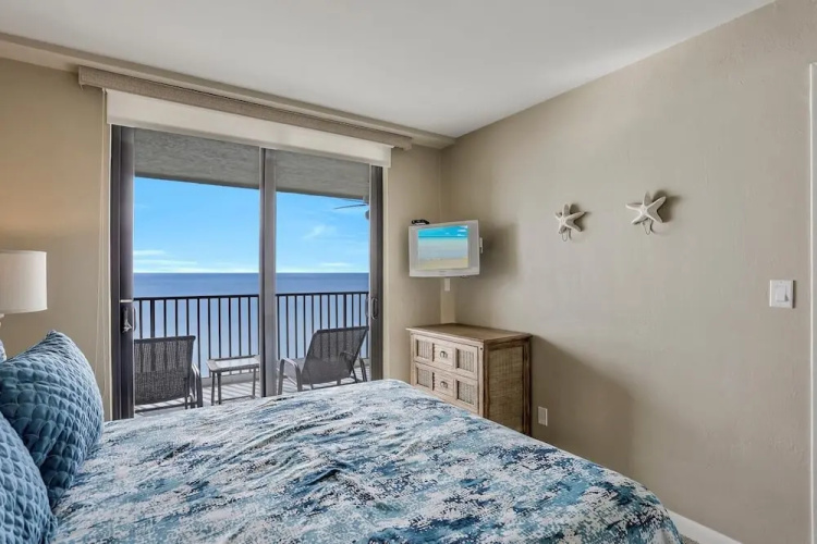 Charming Beachfront Condo With Pool, spa and Views