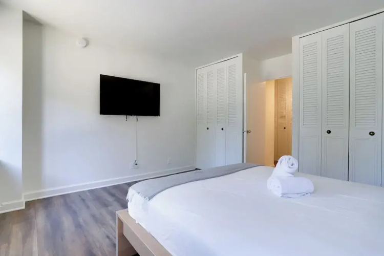 Contemporary Studio by Barton Park