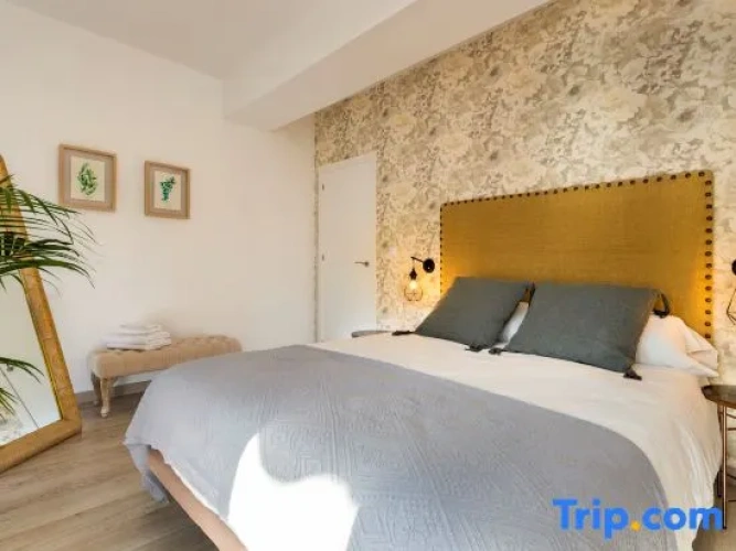 4 Bedrooms Apartment
