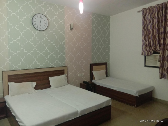 Standard Triple room