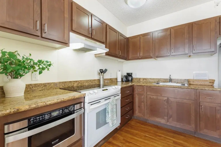 Waikiki Banyan 3409