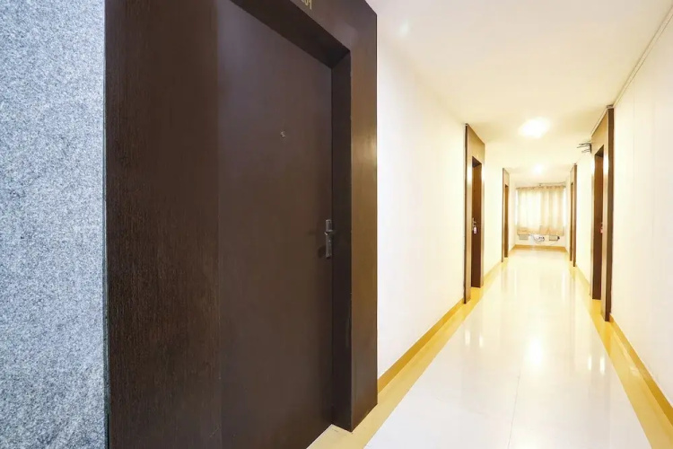 Hotel Blue Dawn - Near DLF Cyber City, Gachibowli