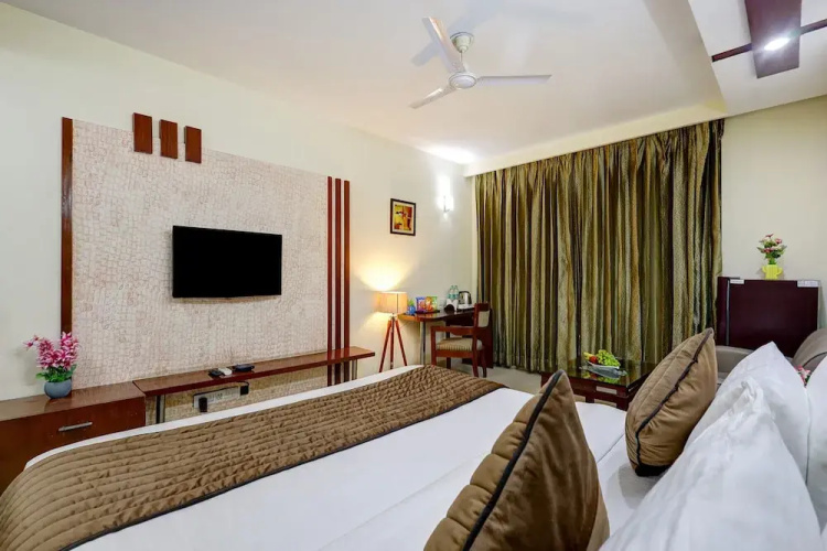 Fabhotel B Stays