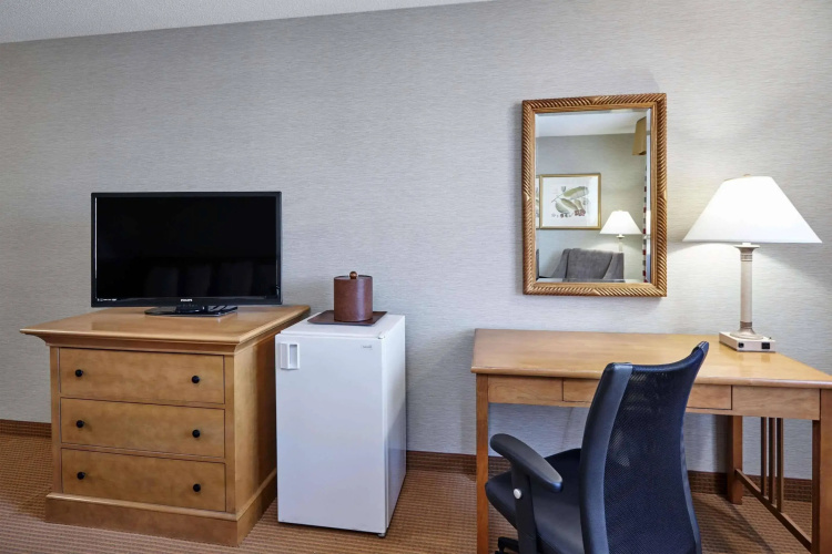 Howard Johnson Plaza Hotel by Wyndham Madison
