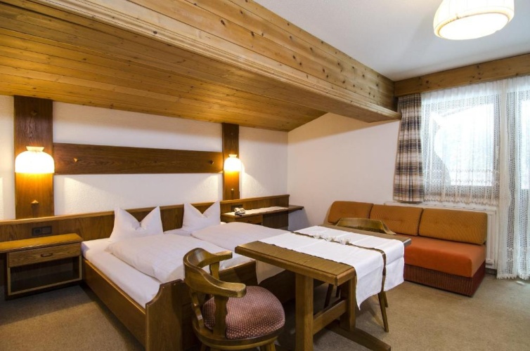 Standard Triple room