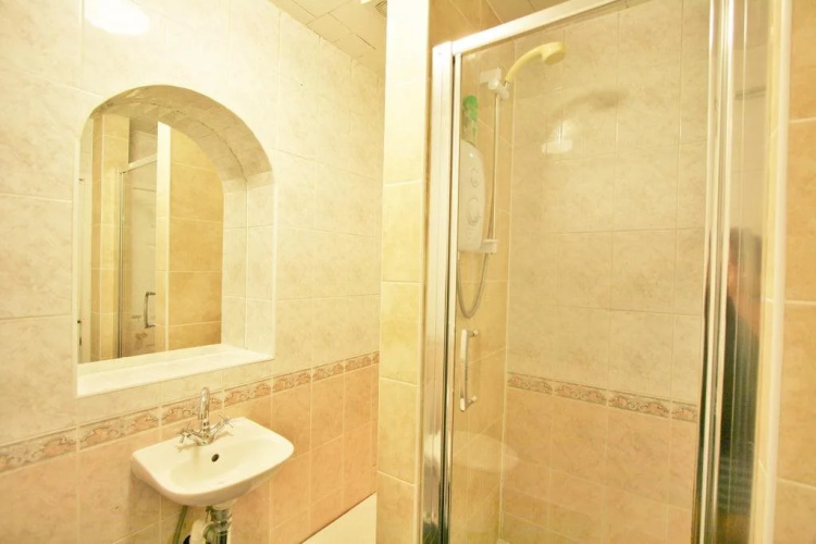 Hatherley Studio Lets by RoomsBooked