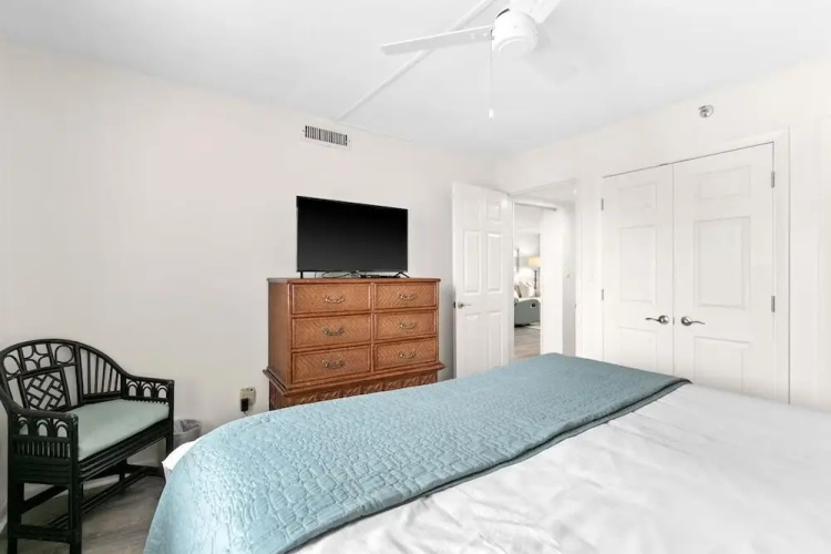 Emerald Towers 305