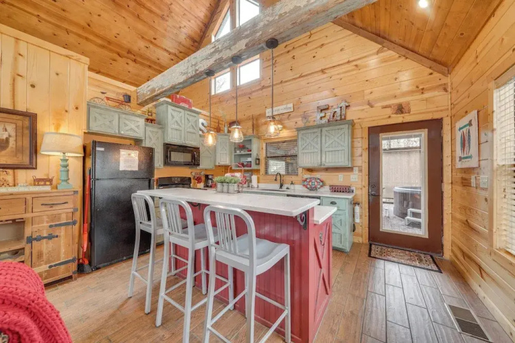 Hot Tub + Fire Pit: Broken Bow 'honeymoon Cabin'