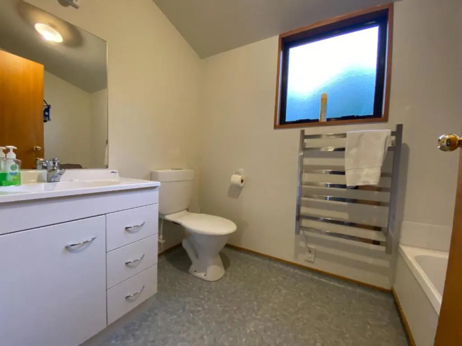 20b Alpine Ave