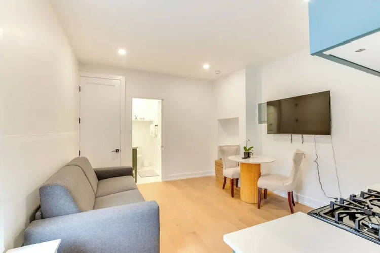 Centrally Located & Pet Friendly: Yonkers Studio!