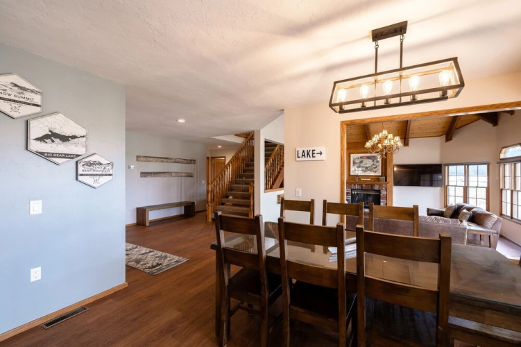 26 - Lakefront Chalet 3 Bedroom Home by Redawning