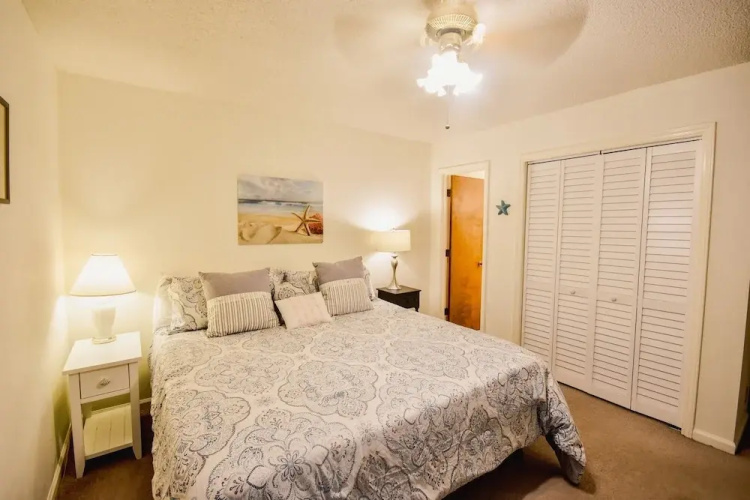 Hermitage 1g 2 Bedroom Condo by RedAwning