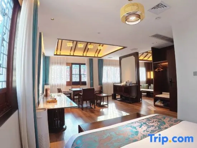 Deluxe Family Suite with city view