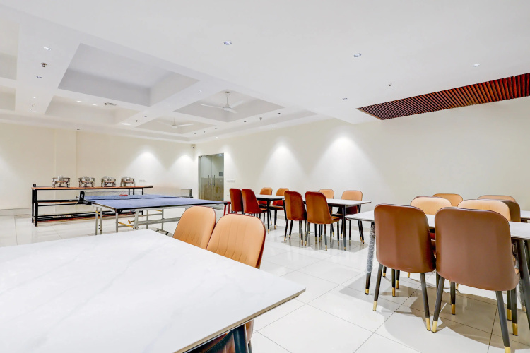 Super Townhouse Oak Sector 39 Medanta