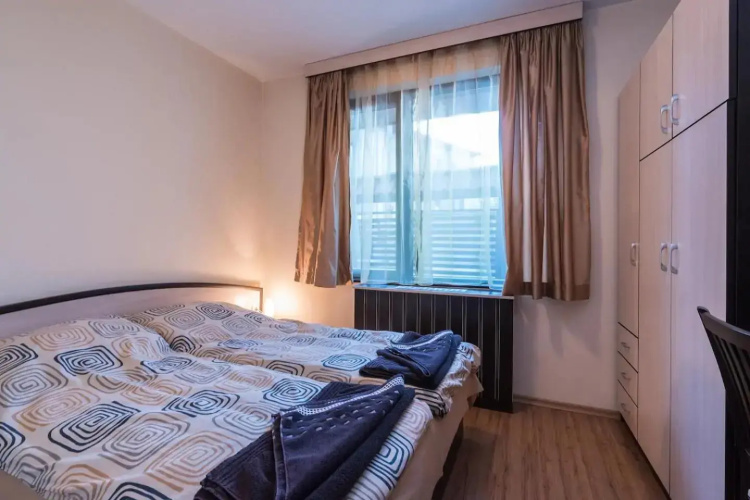 Charming, Fully-furnished, 2-bedroom apartment