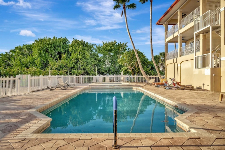 Oceanview 3B Condo w Beach Access Heated Pool