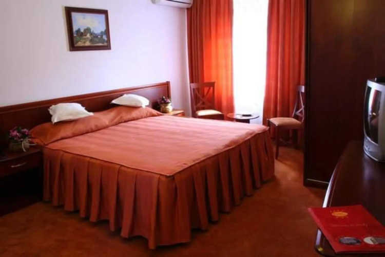 Reina Hotel
