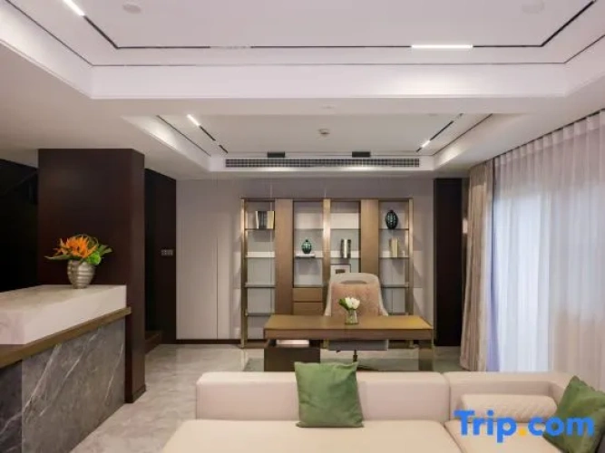 Deluxe Penthouse Suite with river view