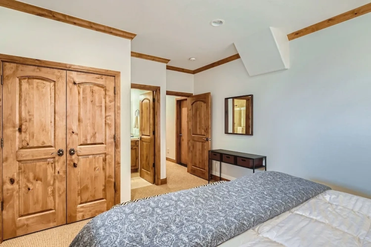 5 Bedrooms Cottage